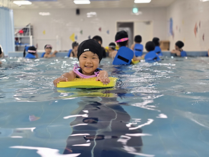 사랑하는 친구들과 즐거운 수영놀이